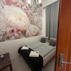  Apartman Spring Roses Downtown Boutique On The Famous Vaci Fashion Street Free Coffee, Tee